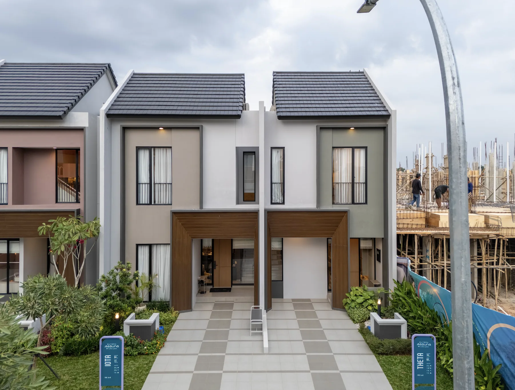 Fasad rumah tipe Theta 5x12 di Cluster Vola dan Philo Sutera Rasuna