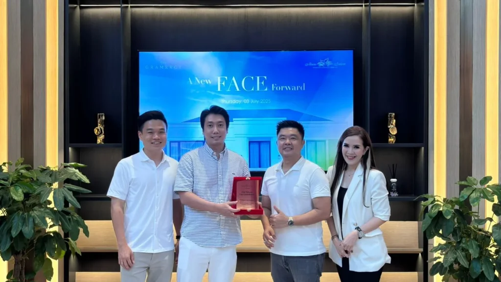Christian Rasandy menerima Best Contributor 2025 dari Alam Sutera untuk The Gramercy